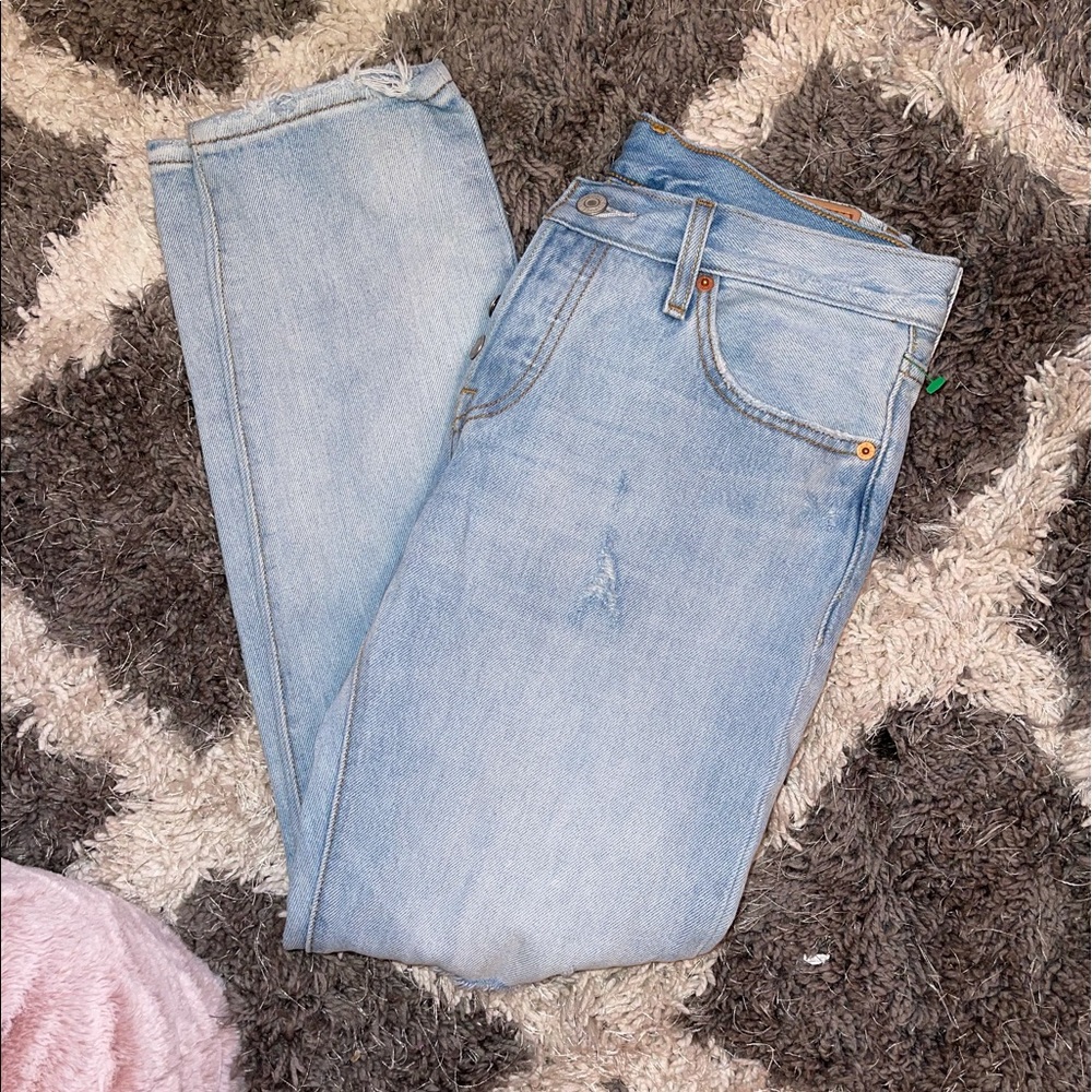 Levi 501 mom jeans with holes in knee size 26